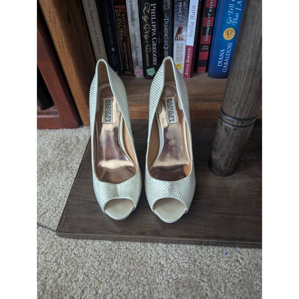 Badgley Mischka Creme Pumps Size 8 Silver Embellished Heels